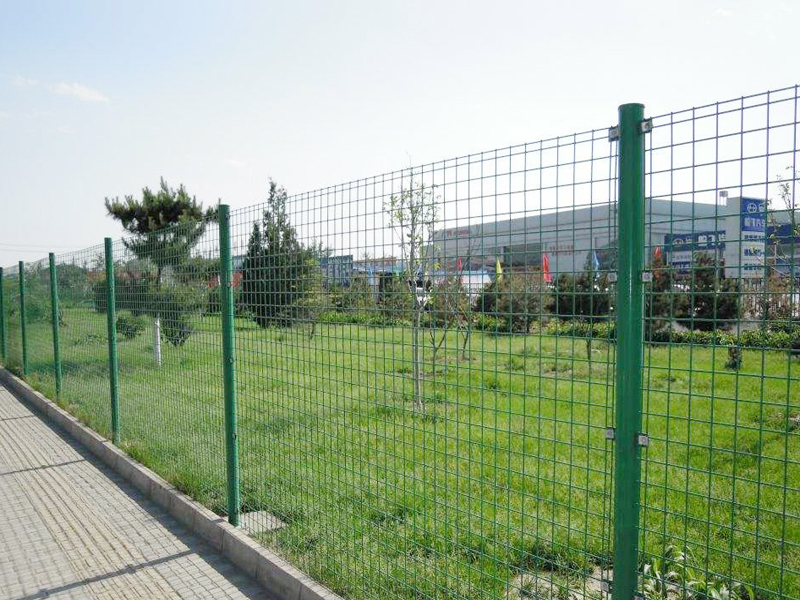  鐵絲(si)圍欄(lan)網(wang)的(de)安裝(zhuang)槼範(fan)